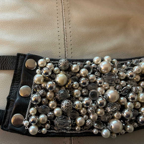 Spectacular Pearl and Crystal embedded Neck Cuff - Picture 7 of 9
